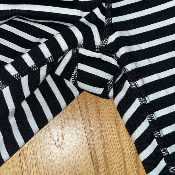 ☀️☀️Athleta Striped Capri leggings- XS - Picture 3 of 5